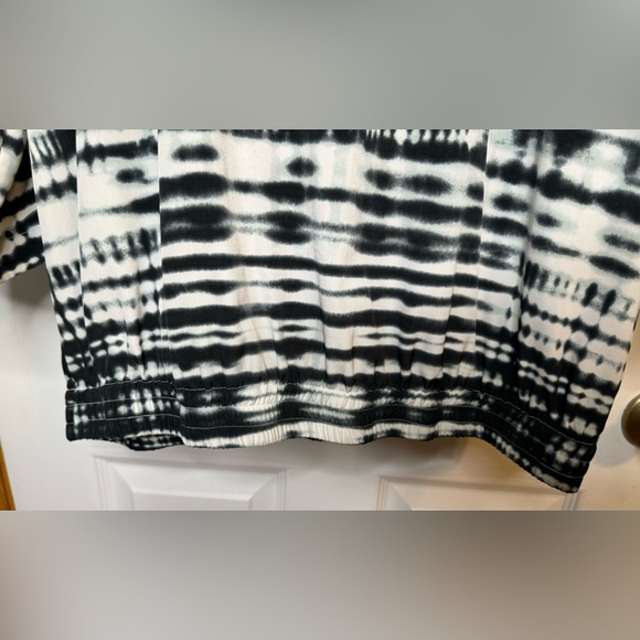 Chico’s Women’s Black & White Beautiful Blouse ~ Size 2 - Picture 5 of 11